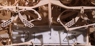 Ostatní ľudia v jeho veku ledva zvládnu vstať na čas do školy, on skonštruoval jedny z najzaujímavejších hodín na svete