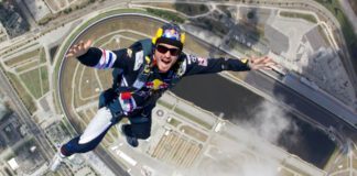 VIDEO: 42-ročný parašutista vyskočil z výšky skoro 8 km bez padáku