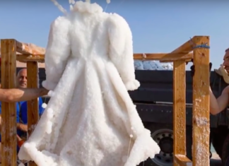 VIDEO: Čo sa stane so šatami, keď ich necháte 2 roky ponorené v Mŕtvom mori? Umelecké dielo!