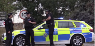 Ozbrojený dôchodca ohrozuje svoje okolie vyše 20 hodín, polícia je bezradná