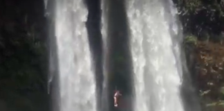 VIDEO: Mladík skočil z útesu z vodopádu, okamžite to však oľutoval