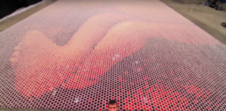 Nádherné umelecké dielo vyrobené z tisícov pohárov