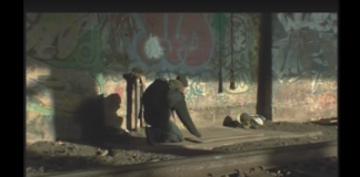 Bezdomovec si vybudoval neuveriteľný príbytok pod stanicou metra