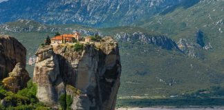 10 nehnuteľností, ktoré sú postavené na tých najkrajších a zároveň najpodivnejších miestach