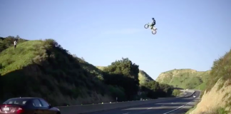 V Amerike pátra polícia po motorkárovi, ktorý na svojej motorke preskočil ponad štvor-prúdovú diaľnicu