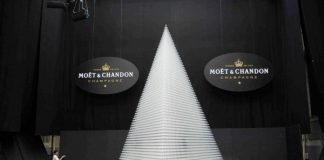 Svetový rekord. Spoločnosť Moët & Chandon postavila tú najväčšiu pyramídu zo sklenených pohárov