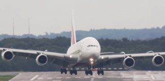 VIDEO: Pristátie obrovského Airbus A380 spoločnosti Fly Emirates takmer skončilo katastrofou