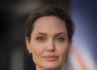 Teenegerka podstúpila 50 plastických operácií aby vyzerala ako Angelina Jolie…tento zámer jej však nie úplne vyšiel