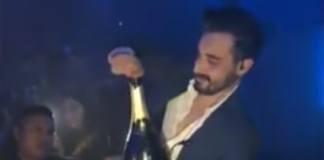 VIDEO: Muž kúpil v klube fľašu za $42 510. Pri jej otváraní sa mu vyšmykla a spadla na zem. Jeho reakcia vás dostane!