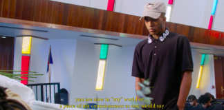 XXXTentacion zverejnil posmrtný silne emočný videoklip, v ktorom sa pozerá sám na seba v truhle