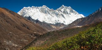 Dopad turizmu na Mount Everest. Na jeho úbočí sa hromadia obrovské kopy odpadu