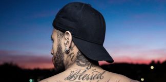 Brazílska hviezda Neymar má nové tetovanie. Na chrbte má obrovského Spider-Mana, ktorého mu tetovali na pokerovom stole