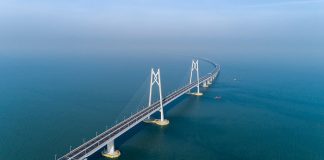 V Číne otvoria tento týždeň najdlhší most ponad more na svete. Meria neuveriteľných 55 kilometrov