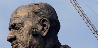 Je obrovská! V Indii postavili najvyššiu sochu na svete. Je 2-krát tak vysoká, ako Socha slobody