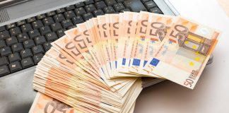 Ľudská hlúposť nemá hranice! Traja muži prepadli poštu, s ukradnutými peniazmi sa odfotili a svoje fotky pridali na Facebook