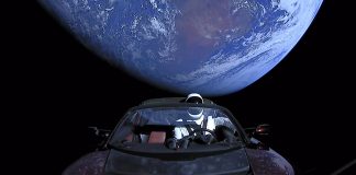 Muskova vesmírna Tesla preletela okolo Marsu a pokračuje vo svojej ceste
