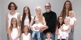 Táto rodina je skvelá! Rodičia vychovávajú 10 detí, matka svoj život zachytáva vo vlogoch