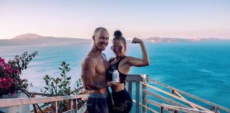 Splnený sen o netradičných Vianociach? Fitness pár We Lift Together si ich užíva v exotike!