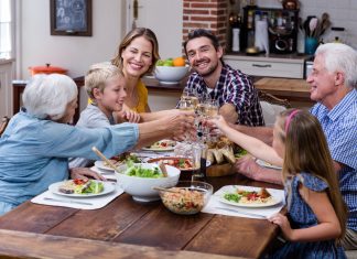 Pitie alkoholu pred deťmi je nebezpečné a negatívne ich ovplyvňuje, ukázal najnovší výskum.