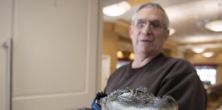 Muž tvrdí, že v boji s depresiou mu pomáha aligátor