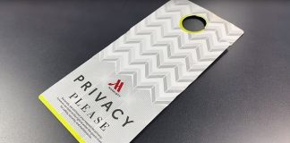 VIDEO: Hotelový hosť si natočil, ako ľahko sa dá vlámať do izby hotela Marriot len za použitia závesnej ceduľky „NERUŠIŤ“