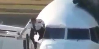 VIDEO: Pilot na letisku Heathrow si zabudol kľúče. Z lietadla musel vyliezať oknom!