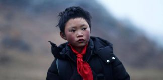 Mladík musel chodiť v mraze do školy každý deň 5 kilometrov pešo. Jeho dojímavý príbeh mu však neskôr zmenil život