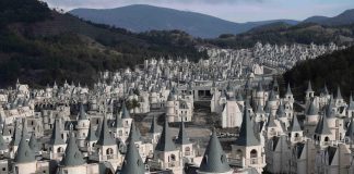 Video: Turecké mesto duchov, bývanie pre milionárov vyzerá ako opustený Disneyland.