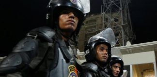 Odvážny policajt prišiel o život pri pokuse o zneškodnenie bomby pred kostolom.