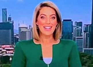 Moderátorka hlavných správ z Austrálie baví internet. Jej výstrih v živom vysielaní pripomína penis