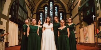 Krásne a pohodlné: Nevesta netradične vylepšila šaty sebe aj družičkám