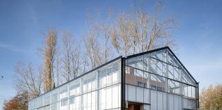 Architekt postavil okolo svojho nového domu skleník, nemusí platiť za vodu, plyn ani elektrinu