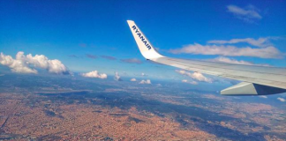 Bitka v lietadle: Istý muž sa rozzúril, pretože žena chodila po palube lietadla bosá