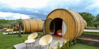 Exkluzívna destinácia pre milovníkov vína ponúka bývanie v sudoch uprostred viníc
