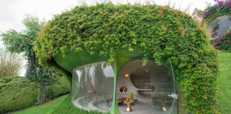 Jedinečný hobití dom, ktorý si okoloidúci takmer nevšimnú