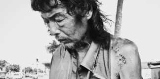 Fotografka fotila náhodného bezdomovca, keď v ňom zrazu spoznala veľmi blízku osobu