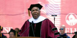 Miliardár na promóciách oznámil študentom, že im uhradí školné. Neváhal zaplatiť viac ako 40 miliónov dolárov