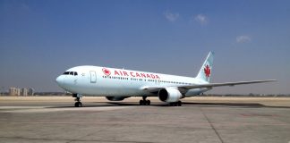 Žena zažila nepríjemné chvíle po tom, ako sa zobudila sama v zamknutom a tmavom lietadle