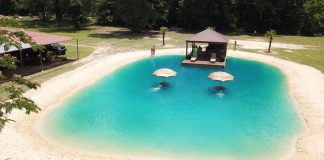 Muž založil spoločnosť, vďaka ktorej premení akýkoľvek dvor na nádhernú pláž