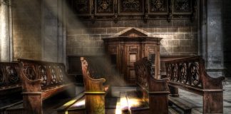 Pastor v rámci exorcistických rituálov „vysával“ z mužov démona a zlo orálnym sexom