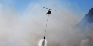 Biskup chce bojovať proti diablovi, z vrtuľníka mesto pokropí svätenou vodou