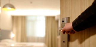 Muž si na hotel objednal dievča z eskortnej služby, nečakal, že to bude jeho vlastná dcéra