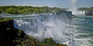 Mužovi sa podarilo prežiť pád z Niagarských vodopádov
