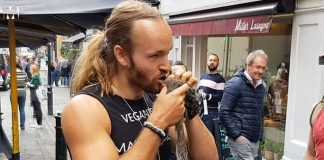 Muži jedli pred vegánskym stánkom surové veveričky, malo ísť o protest proti vegánom