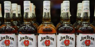 V Kentucky zhorel sklad firmy Jim Beam, spolu s ním aj 40-tisíc sudov s alkoholom