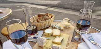 Gastronómia predčila medicínu! Pre zdravé zuby je nutné popri pití vína jesť syr