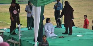 22-ročná žena z Indonézie a jej priateľ dostali 100 rán bičom za predmanželský sex