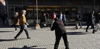 Žobráci vo Švédsku si musia kúpiť licenciu na žobranie, inak im hrozí vysoká pokuta