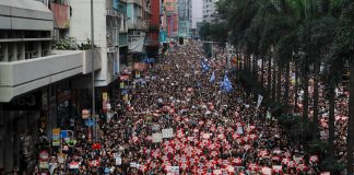 Takmer dva milióny ľudí v Hongkongu už tretí mesiac protestujú proti vláde, žiadajú slobodu