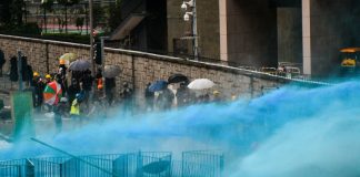 Polícia zakročila proti demonštrantom zafarbenou vodou, aby ich neskôr mohla identifikovať a zatknúť